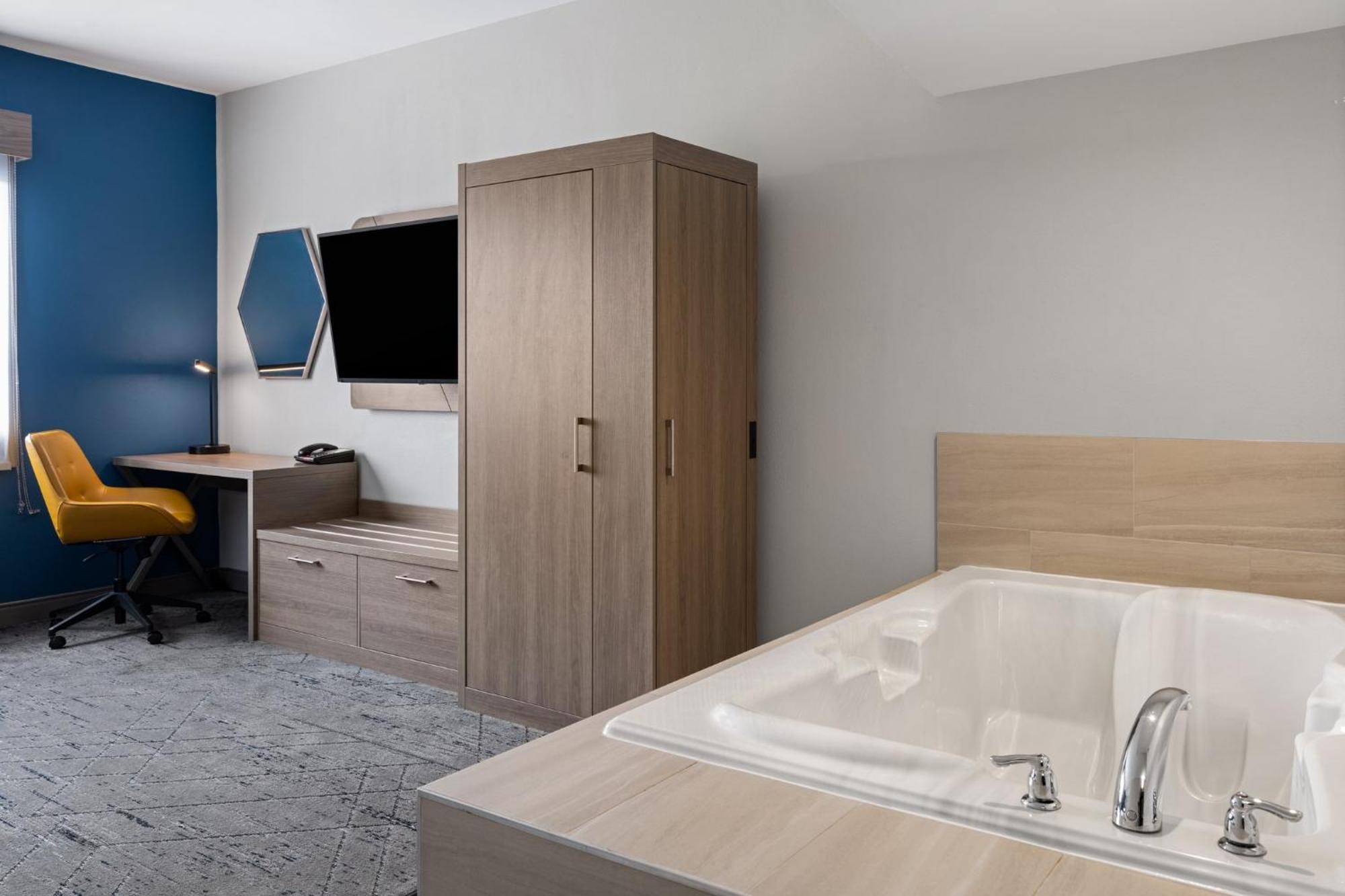 Holiday Inn Express Toledo North By Ihg Buitenkant foto